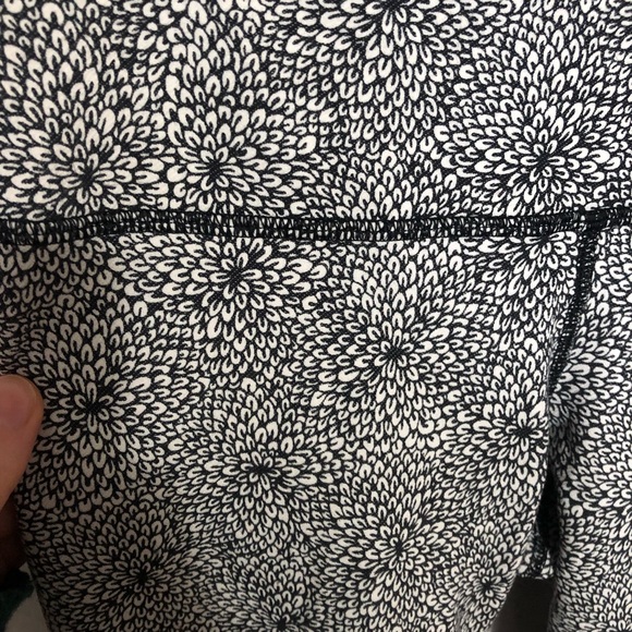 Lulu Lemon Black and White Pattern Leggings Size 4 - Picture 3 of 6